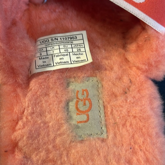 UGG coral pink fur sandals - Picture 2 of 4